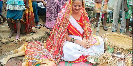 <b>MENGIKAT (TAK) JANJI:</b> Kedua â€mempelaiâ€ Mangli Munda dan Sheru di upacara pernikahan mereka