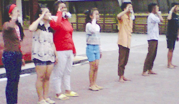 <b>Foto Balikpapan:</b> ara pelajar badung yang mengisap lem dibawa ke Polsek Barat disuruh menghormat bendera sambil menggigit plastik berisi lem.