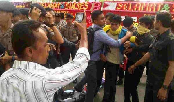 Pelantikan anggota DPRD Prov Jambi, pagi ini, diwarnai aksi unjuk rasa mahasiswa yang tergabung dalam Pergerakan Mahasiswa Islam Indonesia (PMII) di depan kantor gubernur