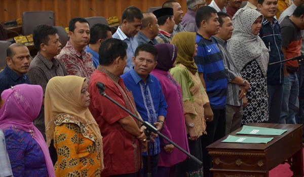 Irmanto (4 dari kiri) tetap dilantik sebagai Anggota DPRD Provinsi Jambi dari Demokrat, meski ia berstatus terdakwa