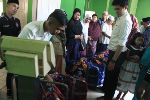Ratusan Jemaah Calon Haji (JCH) Kota Jambi kloter 16 Embarkasi Batammelakukan penimbangan barang di asrama haji Kota Baru Jambi Sabtu (13/09).      
