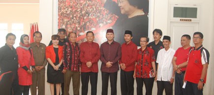 Pengurus DPD PDIP Provinsi Jambi dan DPC PDIP Kota Jambi bersama Walikota Jambi SY Fasha