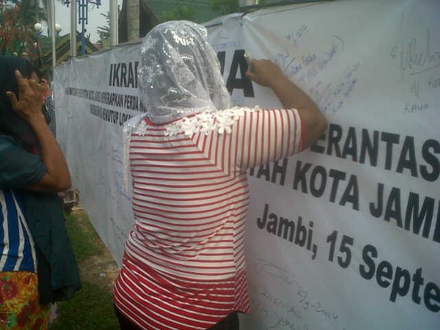 Perwakilan PSK dan Mucikari membubuhkan tanda tangan di spanduk