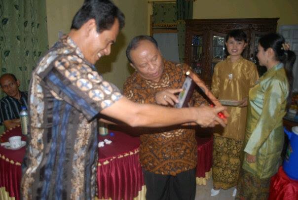 Hasvia menerima cinderamata saat menjabat sebagai Penjabat Walikota Sungaipenuh