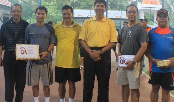 <b>Foto:</b> bersama Kepala Kantor OJK dan Bank Jambi serta peserta turnamen