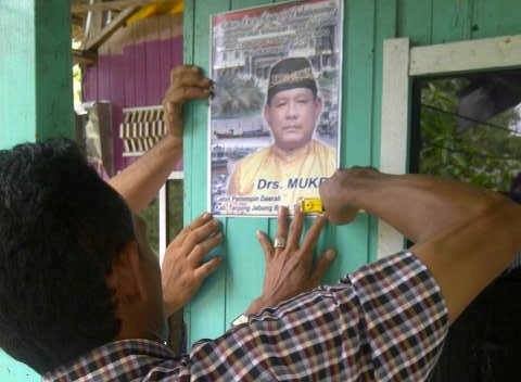 Relawan memasang tanda gambar Kadispenda Tanjabbar Mukri. F/FACEBOOK