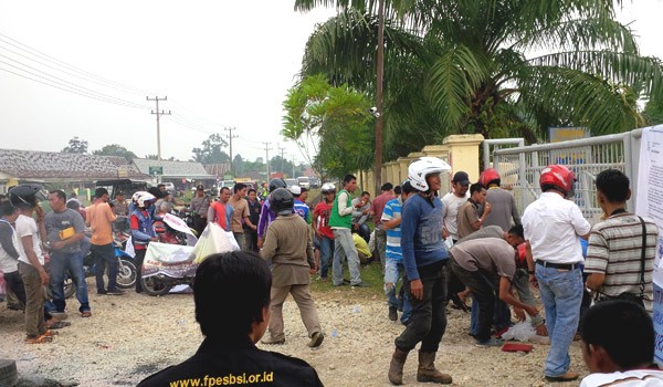  Ratusan eks karyawan BWP Meruap lakukan aksi demo di depan kantor BWP Meruap tadi pagi sekitar pukul 10.00 wib