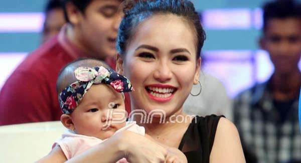 Ayu Ting Ting bersama putrinya Bilqis Khumairah Rajak. Foto: Dok. JPNN.com