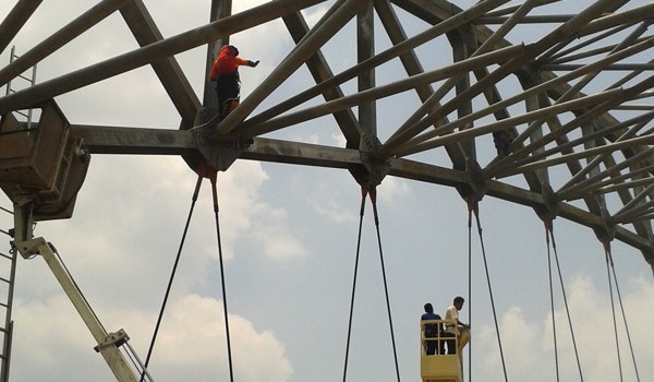 Suasana dramatis saat pihak kepolisian, Damkar dan Basarnas hendak melakukan Evakuasi terhadap pria yang ingin bunuh diri dengan cara memanjat tiang penyangga Jembatan Auduri II