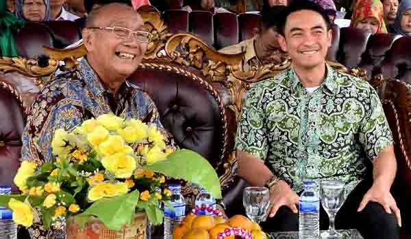 Kader Demokrat Haris Fadillah bersama kandidat Cagub Jambi Zumi Zola saat hadir di acara syukuran anggota DPR RI terpilih Handayani