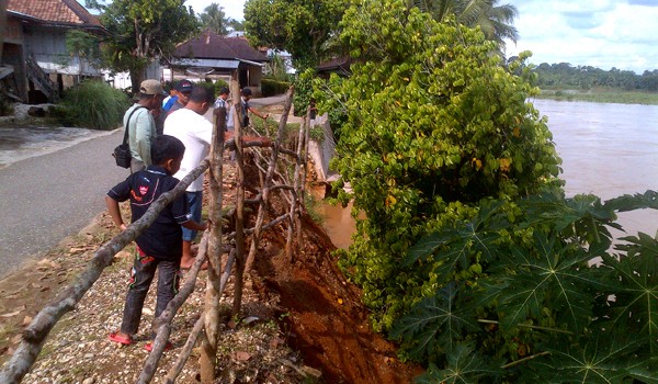 Imbas dari pengikisan tanah, puluhan rumah di pinggiran Sungai Batang Tembesi tepatnya di Dusun Baru Sarolangun terancam longsor