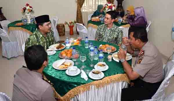 Zumi Zola saat menghadiri acara syukuran di kediaman anggota DPR RI terpilih dari PKB Handayani, bersama Kapolda Jambi   Rabu tadi (24/9)