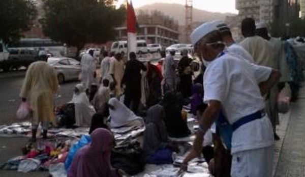 JCH Asal Jambi saat belanja disekitar pemondokan mereka dengan menggunakan bahasa isyarat