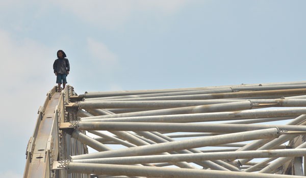 <b>Foto:</b> Ridho Saat Memanjat Jembatan di Aur Duri II