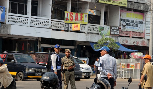 Aparat saat melakukan penertiban parkir kendaraan dan  terminal bayangan beberapa waktu lalu . DOK/JAMBIUPDATE