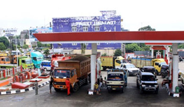 Pengisian BBM di salah satu SPBU di Kota Jambi. Solar dan Premium di Provinsi Jambi cukup aman hingga ahir tahun 2014. DOK/JAMBIUPDATE