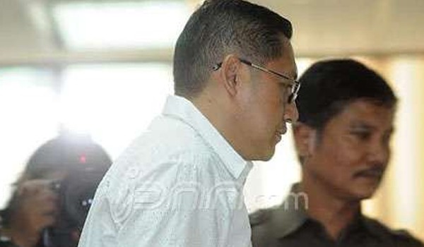 Terdakwa kasus dugaan penerimaan gratifikasi terkait proyek Hambalang mantan Ketua Umum Partai Demokrat Anas Urbaningrum saat membuat catatan pada sidang vonis di Pengadilan Tipikor, Kuningan, Jakarta Selatan, Rabu (24/9). Anas divonis 8 tahun dan denda Rp 300juta subsider 3 bulan kurungan. Foto : Ricardo/JPNN.com