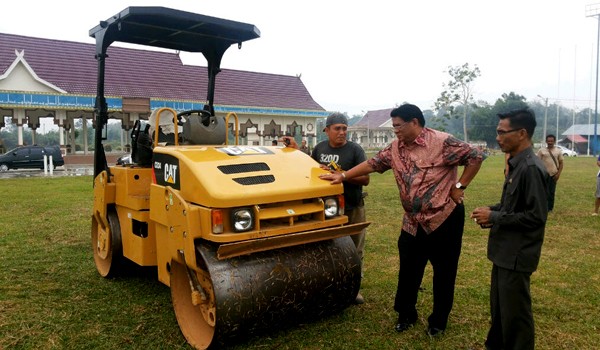 Bupati Muarojambi saat meninjau arena Bupati Cup 2014