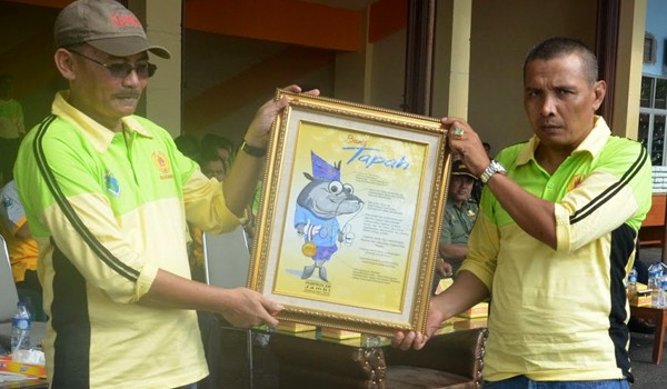 <b>Foto:</b> Sinwan Bupati Batanghari Yang Menunjukkan Maskot Pada Porprov 2015 di Batanghari