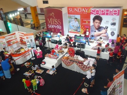 Lomba mewarnai yang diikuti kalangan anak-anak di mall WTC Batanghari, kemarin.   