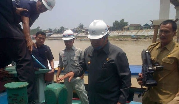 Gubernur Jambi HBA saat meninjau pemasangan cable stayed jembatan pedestarian (30/9). F/FATHUL/JAMBIUPDATE 