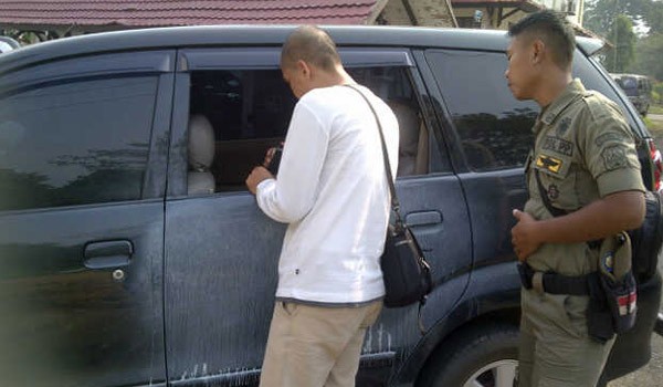 <b>Foto:</b> Mobil Pegawai PU yang di Jebol Maling