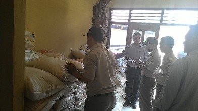 Kanit Pidsus dan BKP Jambi saat mengecek barang ilegal yang berhasil diamankan. F/YOSI/JAMBIUPDATE