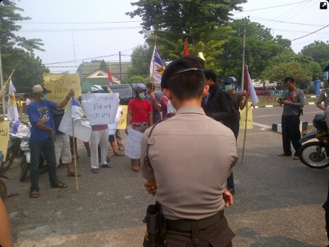 Pendemo saat berorasi di depan pintuk masuk kantor walikota Jambi sore ini (1/10). 