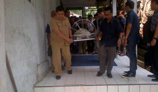 <b>Foto:</b> Jenazah Johari Sandi Saat di Bawa Rekan-Rekan Korban Untuk di Makamkan