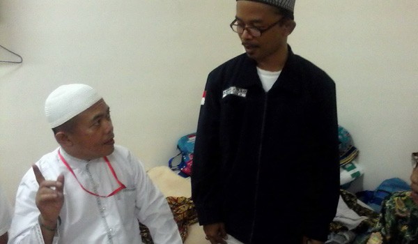 <b>Foto:</b> Bupati Merangin Al Haris saat berdilog dengan petugas kloter 8 dalam kunjungannya Rabu (1/10)