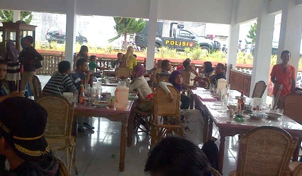 Pelamar saat berada di salah satu rumah makan di Bungo