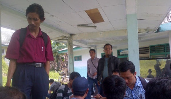 <b>Foto:</b> Rekan-rekan korban sesama wartawan saat berada di depan kamar jenazah