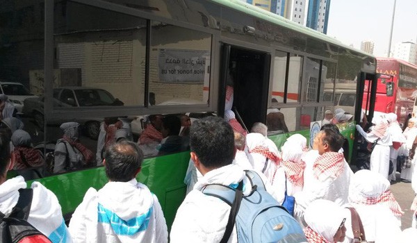 Jamaah haji saat akan berangkat ke Padang Arafah untuk wukuf menggunakan bus