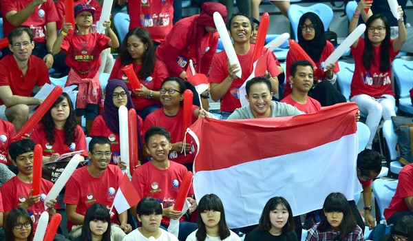 Dulang empat emas, Indonesia masih di bawah Malaysia. Foto: AFP