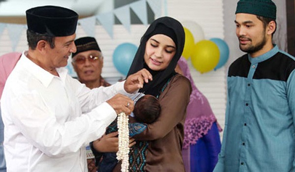 Anak Wisnu-Shireen Dikhitan Meski Belum Satu Bulan. Fedrik Tarigan/Jawa Pos/JPNN.com