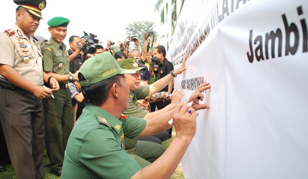 Walikota Jambi SY Fasha dan Wawako Abdullah Sani menandatangani deklarasi penutupan lokalisasi di Pemkot Jambi belum lama ini   