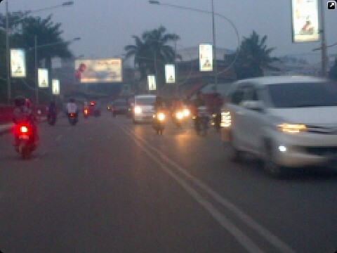 Kondisi Kota Jambi yang diselimuti kabut jelang Magrib tadi (04/10)