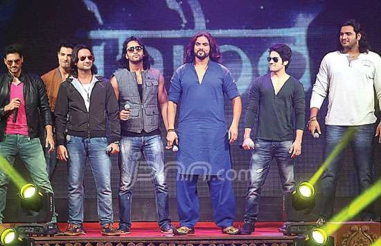 SUKSES: Para pemain serial dari India menggelar Mahabharata Show di TMII Jakarta Jumat (3/9).Foto: Fedrik Tarigan/Jawa Pos