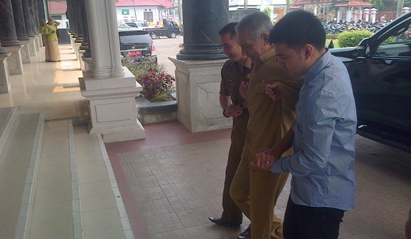  Bupati Usman Ermulan dipapah anak dan ajudannya saat pertama kali masuk kantor paska pemulihan 