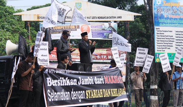Sejumlah orang dari DPD I Hizbut Tahrir Indonesia (HTI) melakukan aksi di bundaran Kotabaru