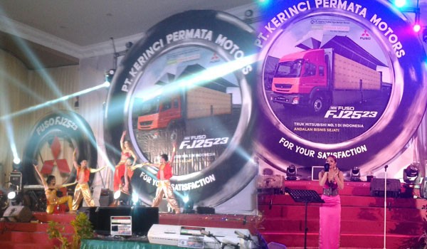 <b>Foto:</b> Terry Saat Menghibur Konsumen Mitsubishi Jambi