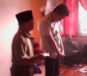 Salah seorang yang digrebek disumpah oleh warga