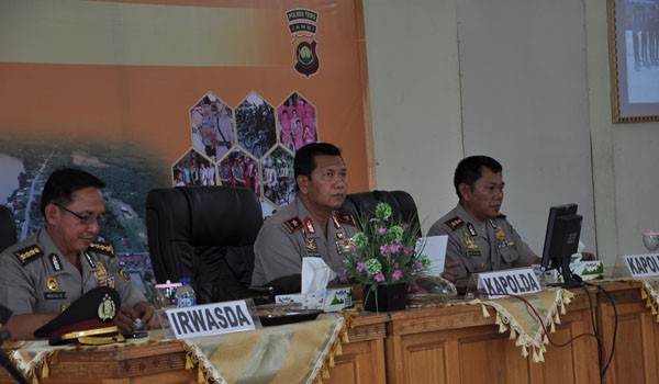 Kapolda Jambi, Brigjen Pol Drs Bambang Sudarisman SH MM, saat berdiskusi di Polres Tebo