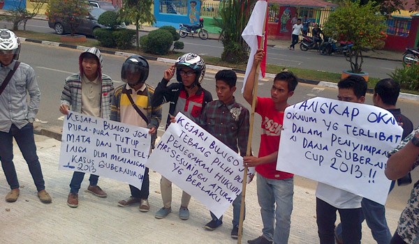 Sejumlah mahasiswa kabupaten Muara Bungo yang tergabung dari Gerakan Mahasiswa Bungo (GMB) melakukan aksi demo sekitar pukul 10.30 Wib, Kamis (9/10)