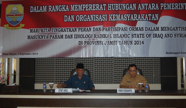  Staf ahli di dampingi kaban Kesbangpol saat pembukaan pembinaan organisasi kemasyarakatan di Hotel Nusa Wijaya  Kamis (9/10)