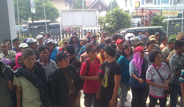  Puluhan pendemo yang mengatasnamankan Gerakan Nasional Pasal 33 UUD 1945 (Skber-GNP 33) Provinsi mendatangi Dinas Kehutanan Provinsi Jambi