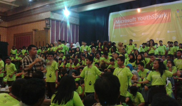 <b>Foto:</b> Microsoft dan Yayasan Cinta Anak Bangsa saat menggelar event akbar dengan dihadiri 2000 siswa SMA sederajat. 