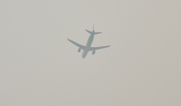 <b>Foto:</b> Sebuah pesawat yang terbang di tengah kabut asap