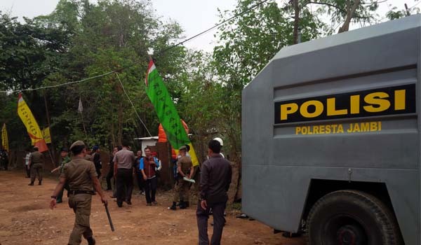 <b>Foto:</b> Aparat yang menjaga jelang penutupan pucuk