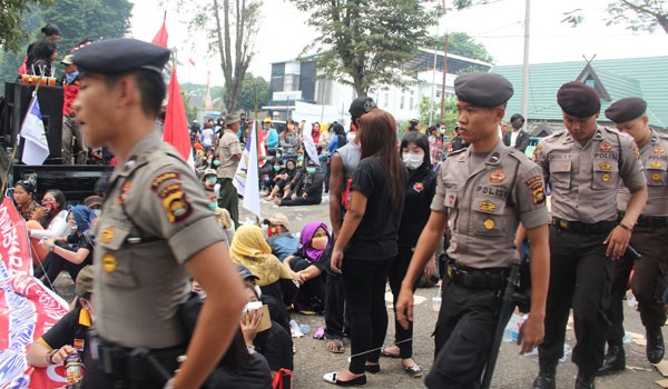 Sejumlah aparat kepolisian melakukan pengamanan aksi demontrasi tolak penutupan Pucuk beberapa waktu lalu